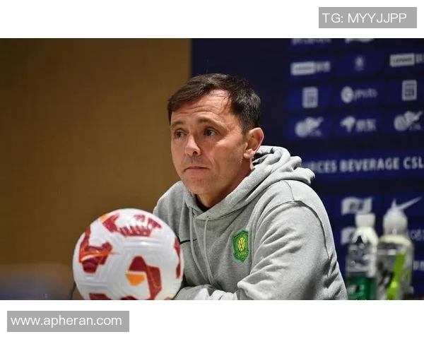 足球明星比赛中眉骨受伤紧急缝针现场直击球迷心痛不已